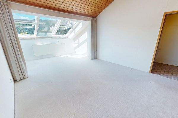Großer Wohnraum im Dachgeschoss mit toller Fensterfront