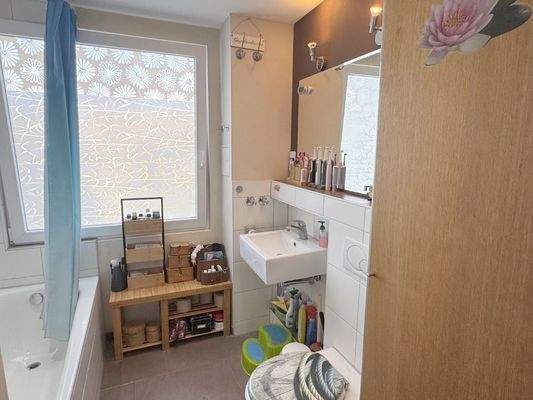 Badezimmer mit Fenster