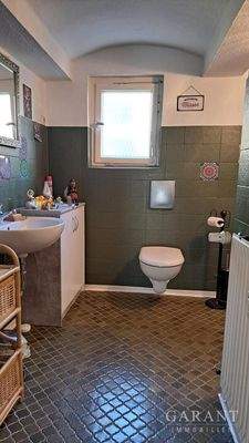 Das Bad. Dusche ist um die Ecke