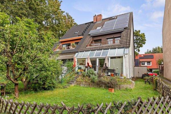 Blick auf die Doppelhaushälfte von der Gartenseite aus