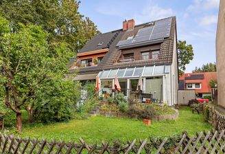 Blick auf die Doppelhaushälfte von der Gartenseite aus