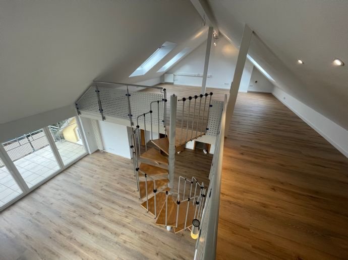 Lichtdurchflutete Galerie-Wohnung mit hochwertiger EinbaukÃ¼che und groÃem Dachbalkon - provisionsf