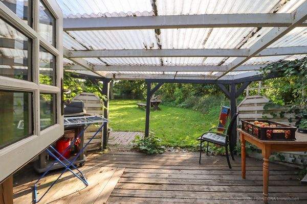 Vom Esszimmer aus haben Sie direkten Zugang zur Terrasse und in Ihren Garten