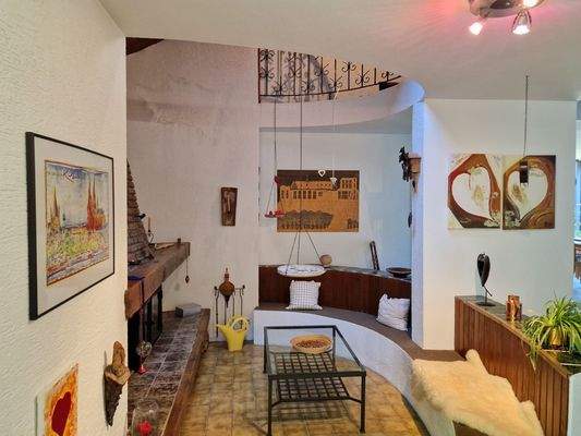 mit gemütlichem Sitzbereich