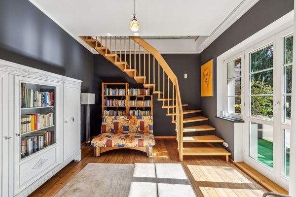 Zimmer mit Balkon und Zugang zum Dachgeschoss