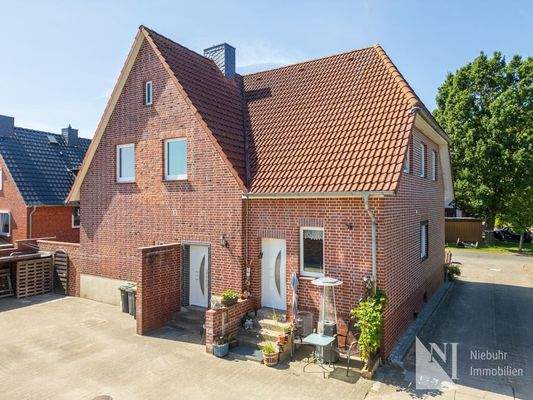 Hofseite mit jeweiligen Nebeneingängen 