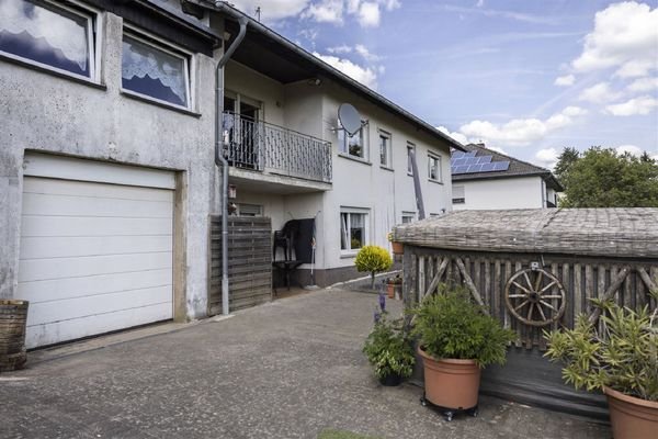 Terrasse u. weitere Garage