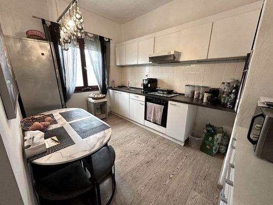 Kompakte Küche mit elegantem Essplatz und durchdachter Raumnutzung