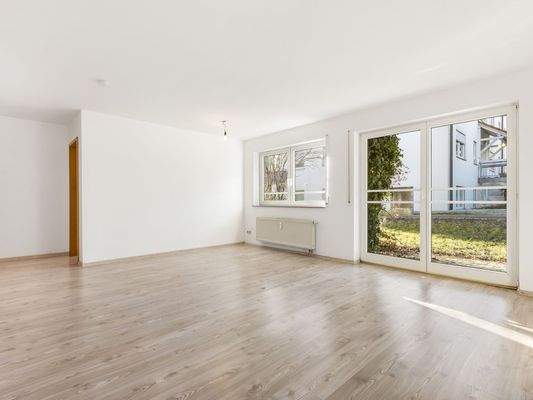 Wohnzimmer mit Zugang zur Terrasse