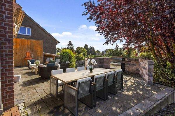 Terrasse mit Beispiel-Möbel