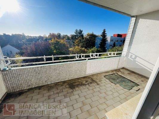 Großzügige Loggia mti Topaussichten