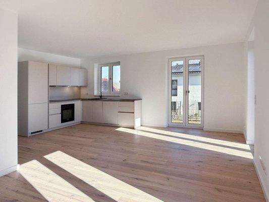 3. Wohnbereich. Blick zur offenen Küche.jpg