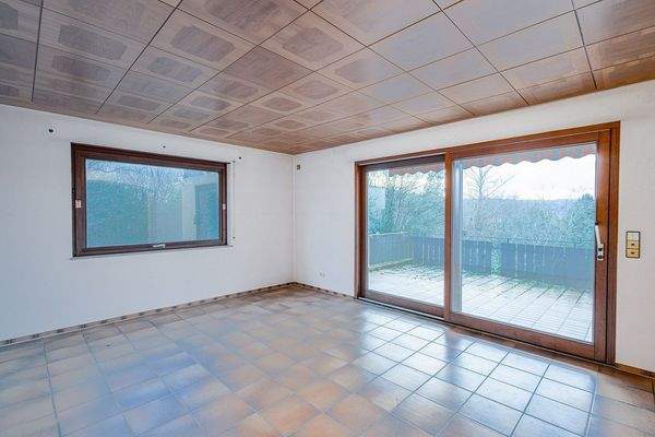 Wohnzimmer mit Zugang zum Balkon