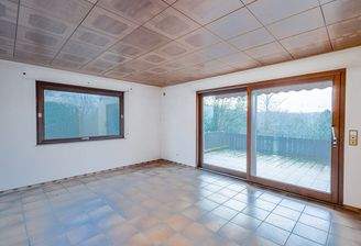 Wohnzimmer mit Zugang zum Balkon