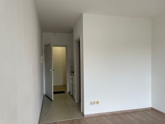 Bild 3  Blick zur Wohnungstür