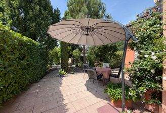 Terrasse mit Blick zum Garten.jpeg