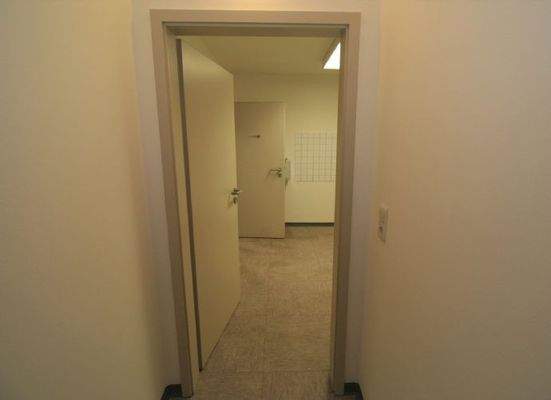 Blick vom kleineren in den großen Raum