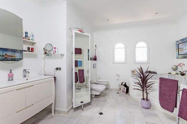 Hauptbadezimmer mit Badewanne