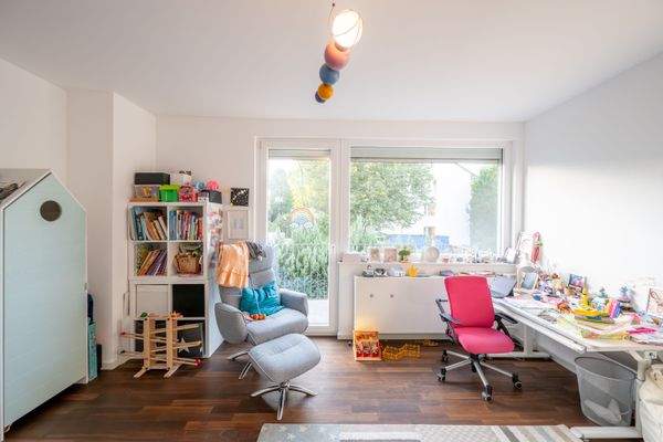 Großzügiges Schlafzimmer mit Zugang zum Balkon im OG