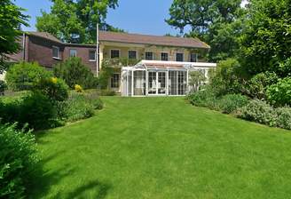 Gartenansicht Haus (Rasen aufgrund defekter Bewässerungsanlage mit KI überarbeitet) 