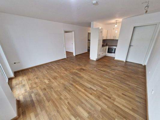 Überblick: Wohnraum mit Einbauküche, rechts Türe-Abstellkammer, links Türe-Schlafzimmer, #105624