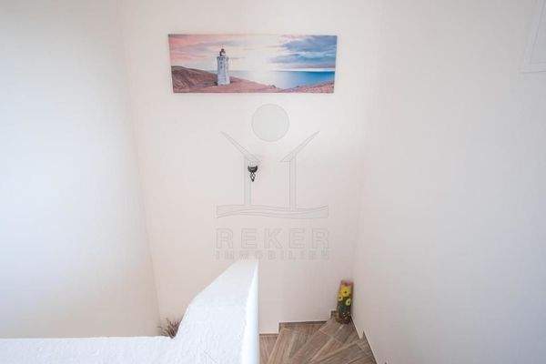 Luxuriöse Ausstattung und Balkonzugang