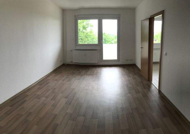 Eine attraktive 3-Raumwohnung im 2.Obergeschoss mit Balkon in Wolfen-Nord wartet auf Sie - Foto 1