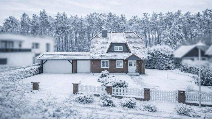 Hausansicht und Vorgarten