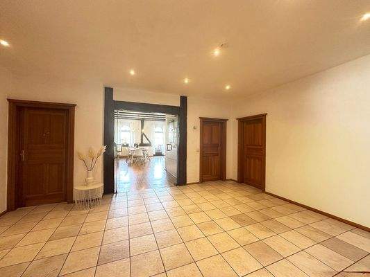 Eingangsbereich mit Flügeltür zum Wohn-/Esszimmer