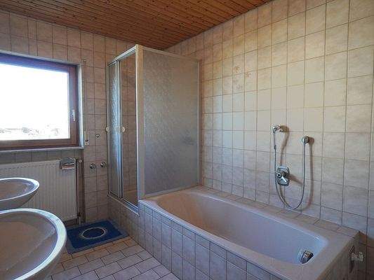 Badezimmer mit Dusche und Wanne