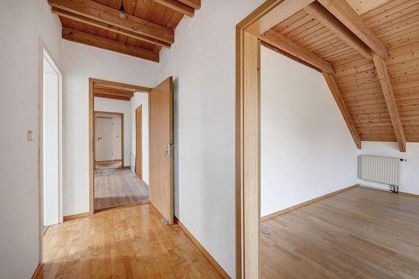 Flur im Obergeschoss – Zugang zu Schlafzimmern und Treppe