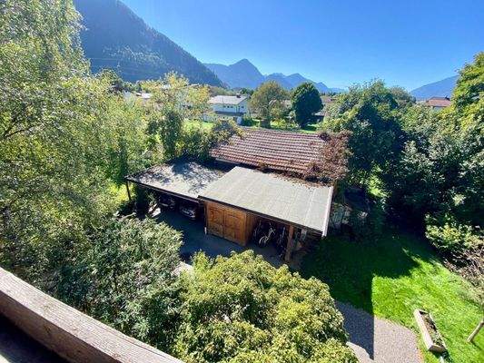 Zuhaus mit Carport und Gartenlaube