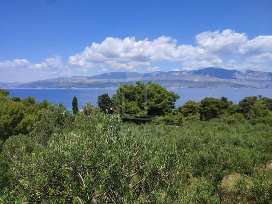 Baugrundstück in ruhiger Lage auf der Insel Brač