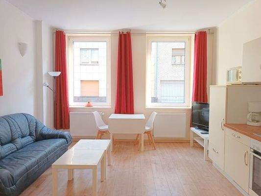 Wohnzimmer mit offener Küchenzeile