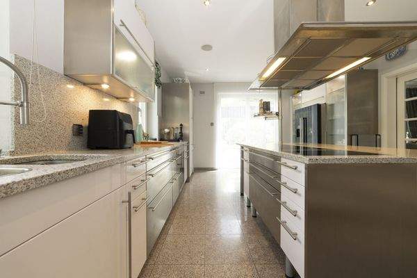 Moderne Küche mit Kochinsel