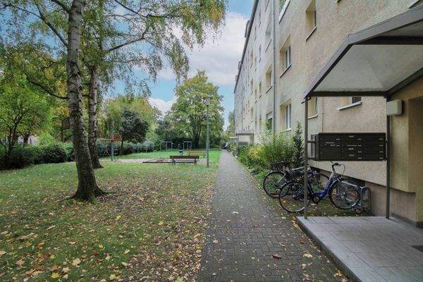 Weg zum Hauseingang und Innenhof