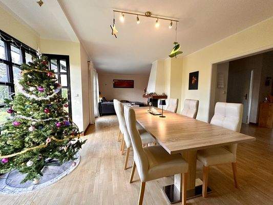 Ess- und Wohnbereich mit Ausgang in den Garten