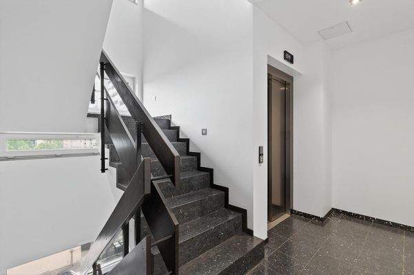 Treppenhaus mit Aufzug