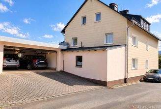 Sonniges Haus mit offenem Carport
