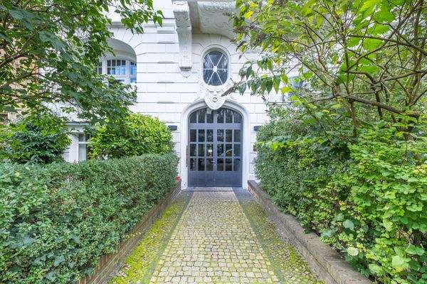 repräsentativer Eingang Hauptgebäude