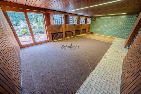 Schwimmbad (abgedeckt)