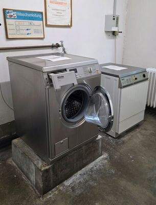 Waschküche mit WM und Trockner
