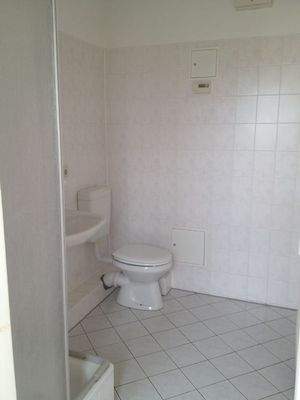 Bad mit Dusche, WC, Waschtisch