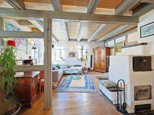 Heller, gemütlicher Wohnbereich mit Kamin