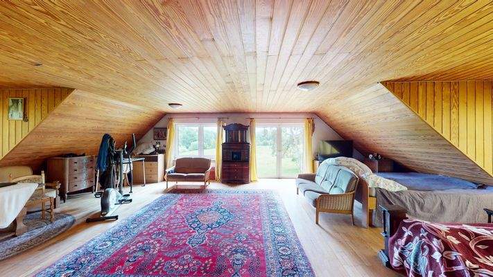 Wohnraum mit Blick auf Felder und Wiesen