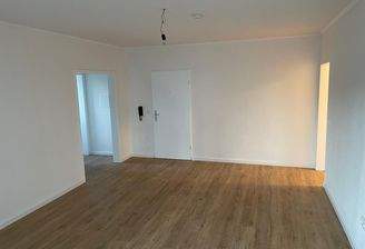 Wohnzimmer mit Zugang zum Balkon