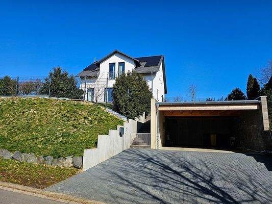 Großer Doppelcarport mit Wallbox und Dachbegrünung