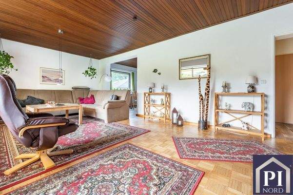 Wohnzimmer mit Parkettfußboden