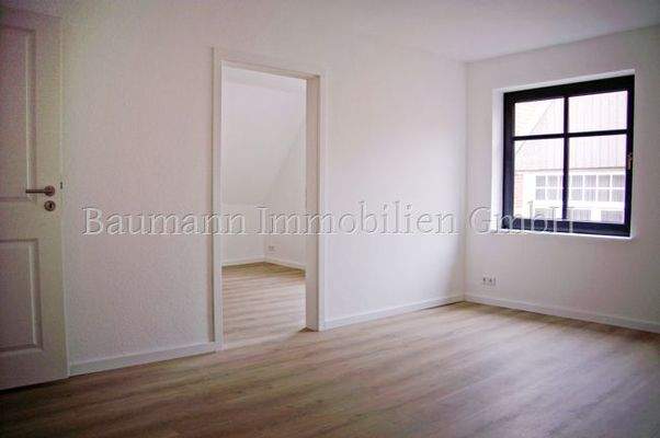 OG Wohnzimmer Blick ins Schlafzimmer