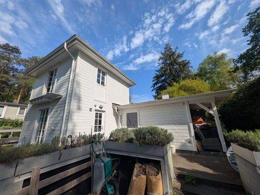 HAUSANSICHT MIT EINGANGSBEREICH